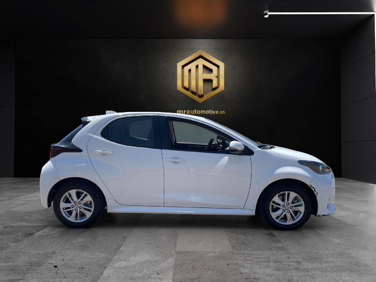 2024 Toyota Yaris Yaris 1.5 120H Business Plus coche de segunda mano