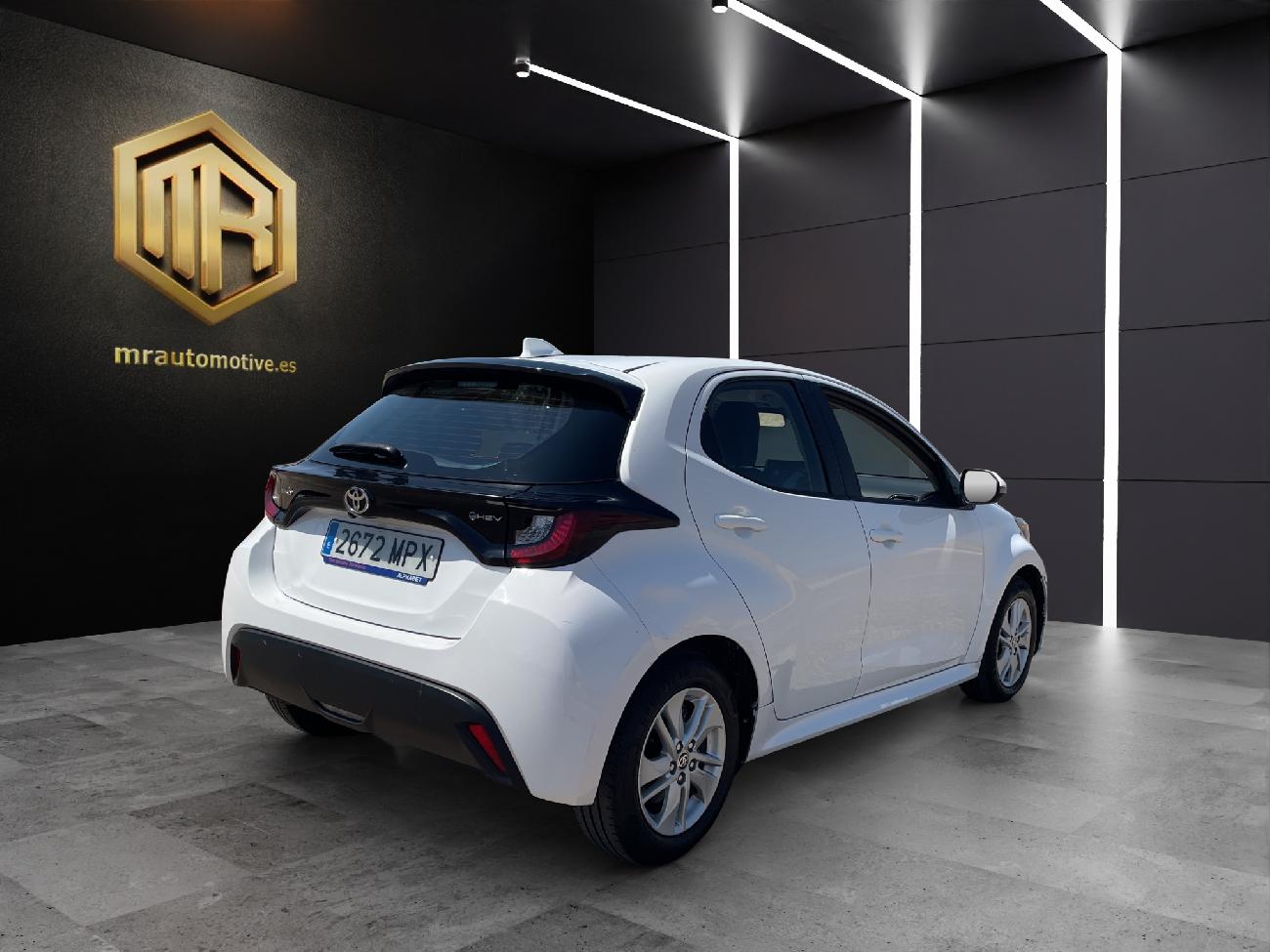 2024 Toyota Yaris Yaris 1.5 120H Business Plus coche de segunda mano