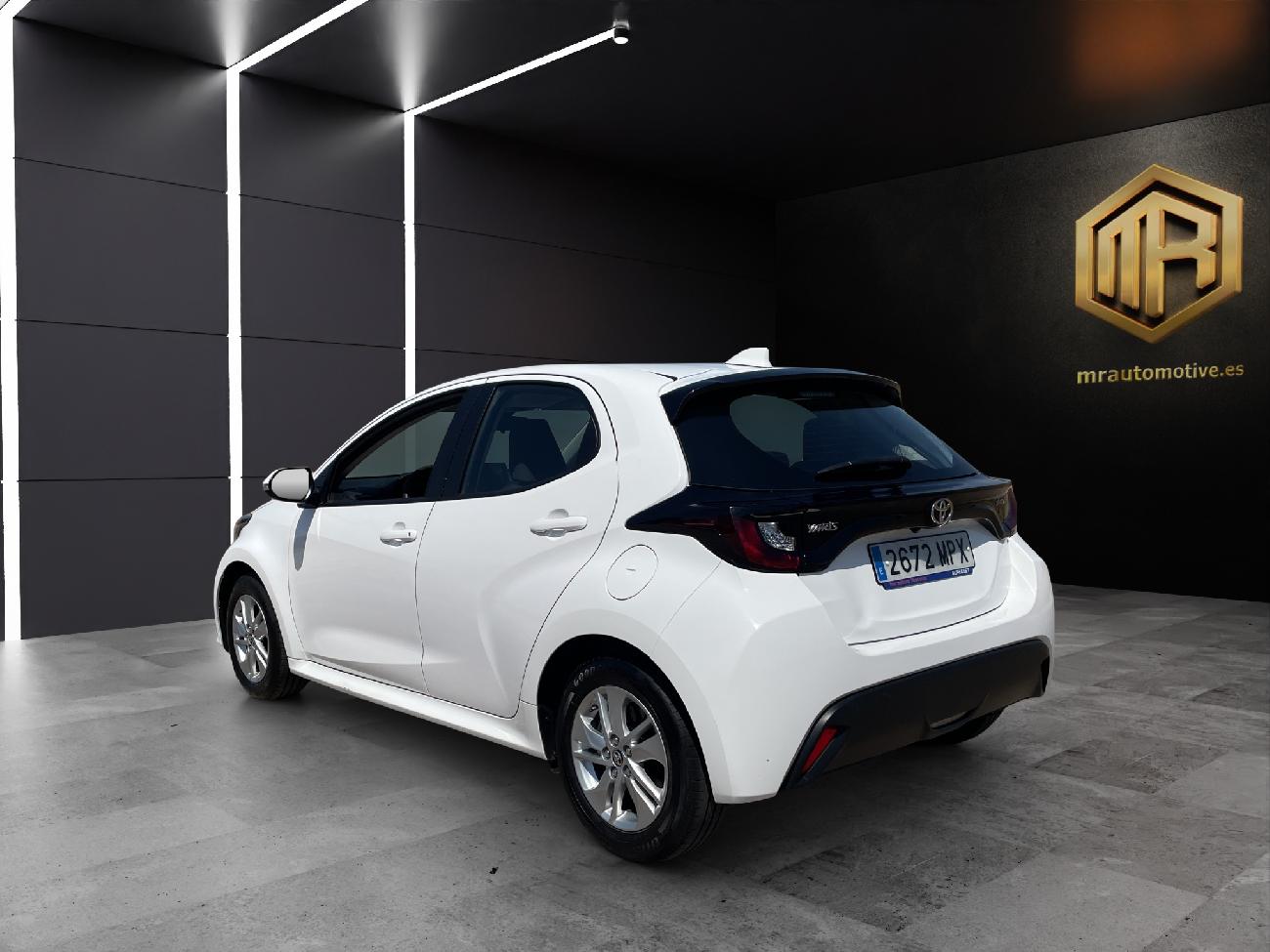 2024 Toyota Yaris Yaris 1.5 120H Business Plus coche de segunda mano