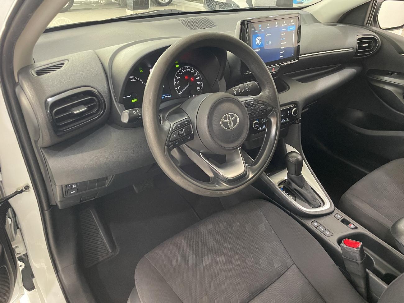 2024 Toyota Yaris Yaris 1.5 120H Business Plus coche de segunda mano