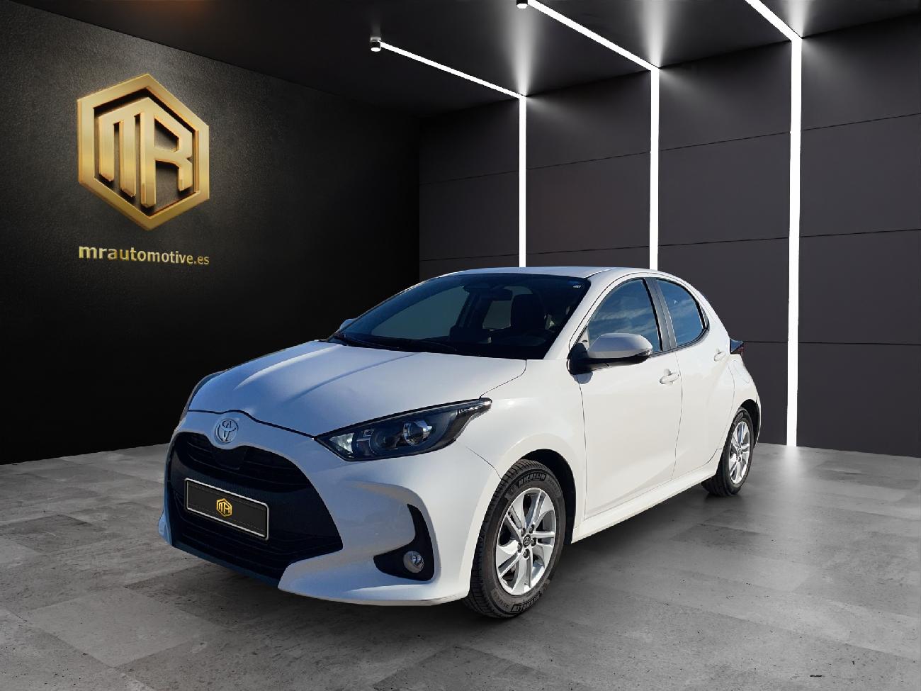 2024 Toyota Yaris yaris_15_120h_business_plus coche de segunda mano