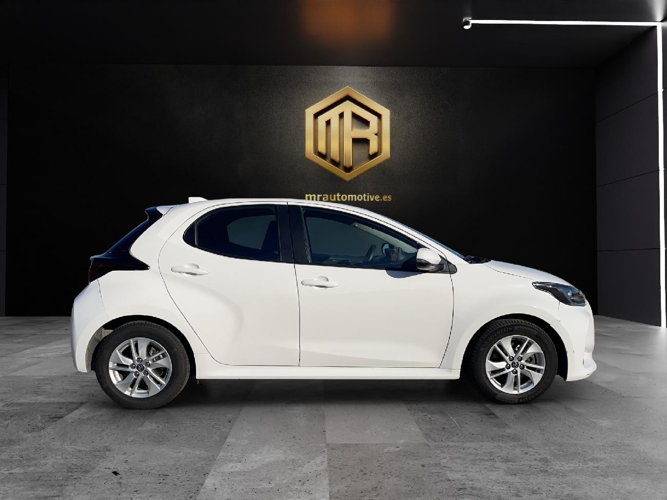 2024 Toyota Yaris Yaris 1.5 120H Business Plus coche de segunda mano