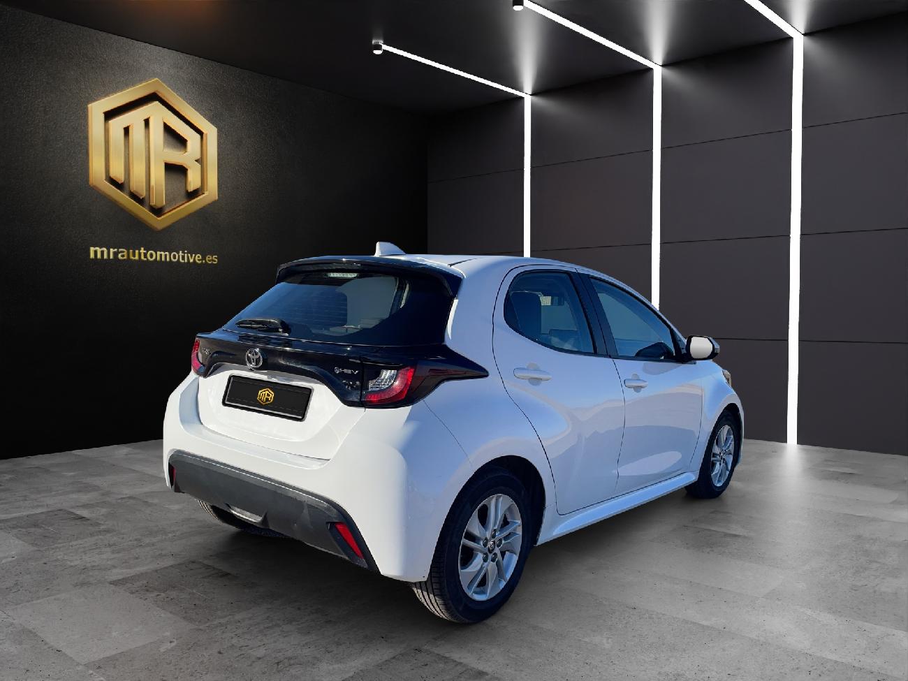 2024 Toyota Yaris Yaris 1.5 120H Business Plus coche de segunda mano