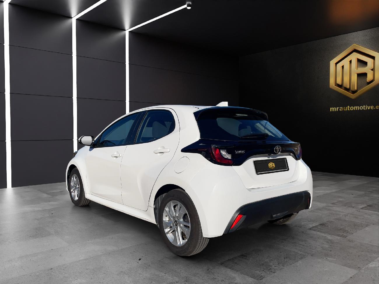 2024 Toyota Yaris Yaris 1.5 120H Business Plus coche de segunda mano