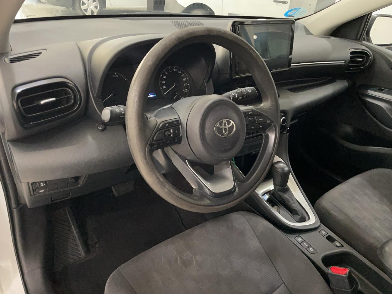 2024 Toyota Yaris Yaris 1.5 120H Business Plus coche de segunda mano