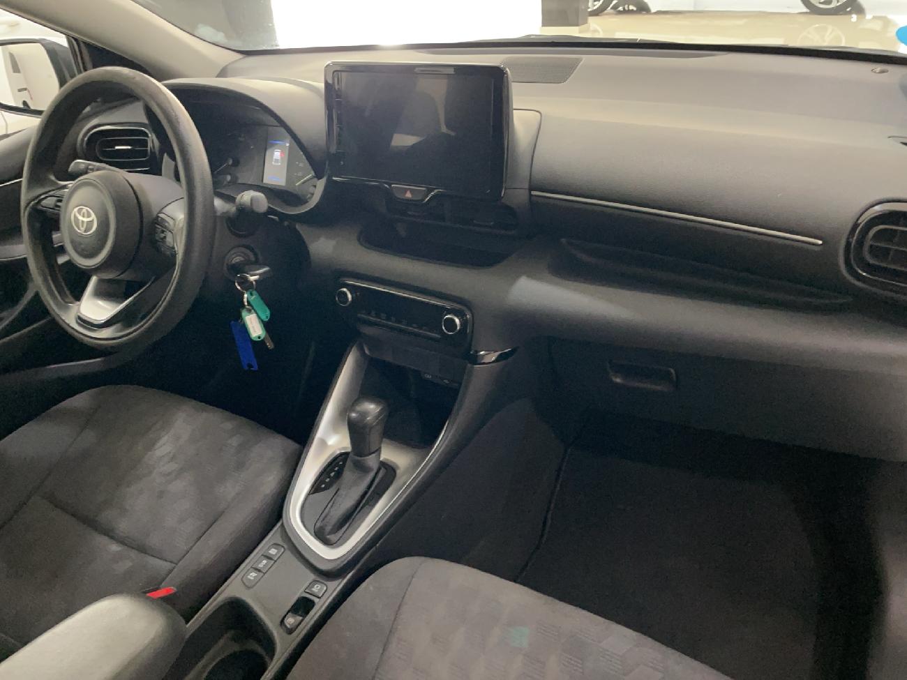 2024 Toyota Yaris Yaris 1.5 120H Business Plus coche de segunda mano